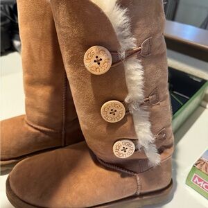 Bailey Button Triplet